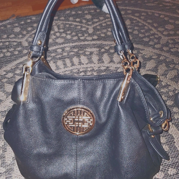 Black shoulder purse with cross body strap include - Picture 1 of 2